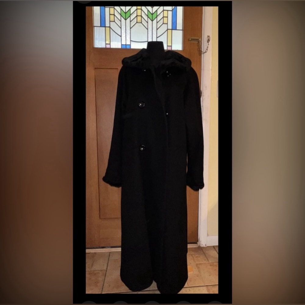 Elegant Vintage Fur Coat Long Black & Vampy